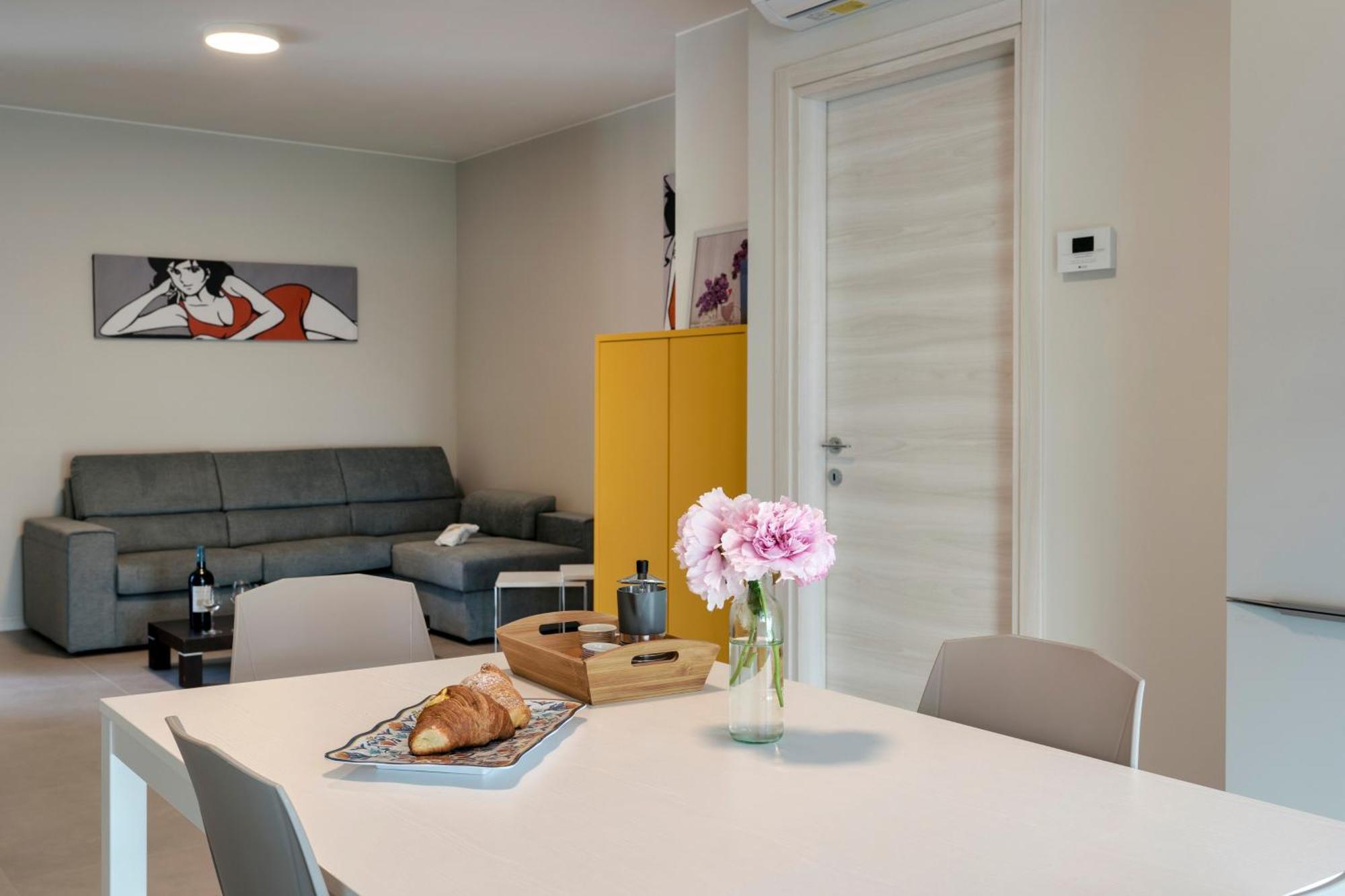Malvezzi Apartments เดเซนซาโนเดลการ์ดา ภายนอก รูปภาพ