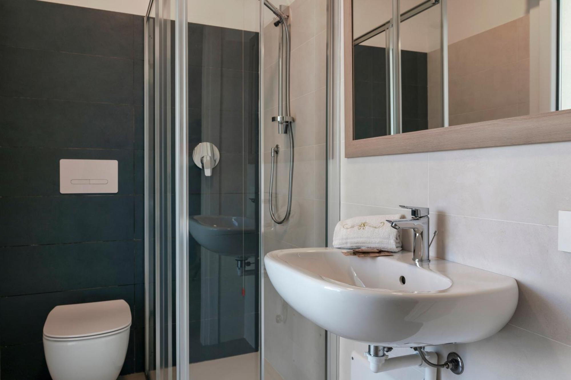 Malvezzi Apartments เดเซนซาโนเดลการ์ดา ภายนอก รูปภาพ