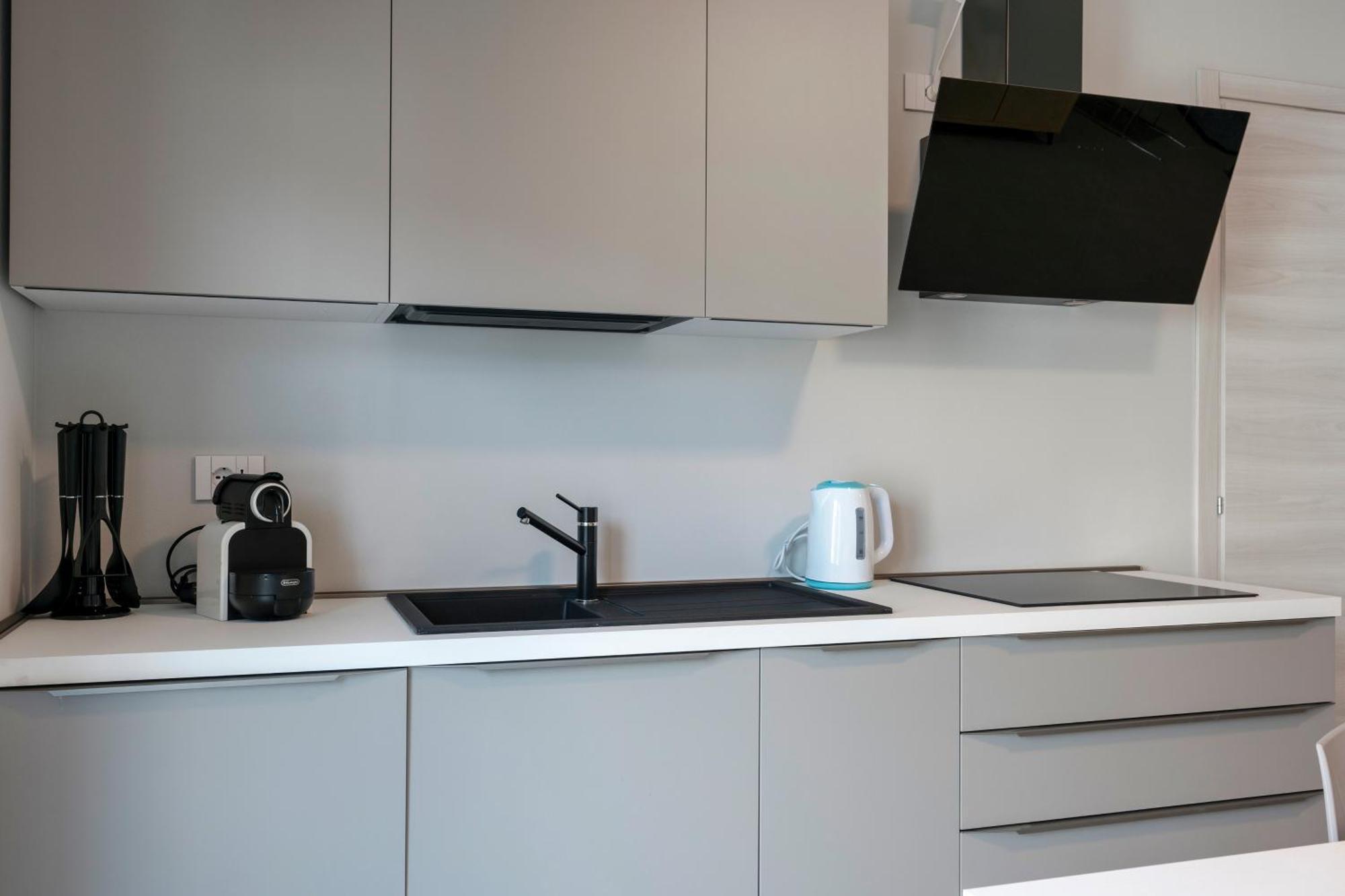 Malvezzi Apartments เดเซนซาโนเดลการ์ดา ภายนอก รูปภาพ